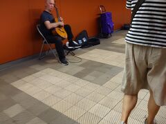 地下鉄乗って朝ご飯を食べに行きます。
地下には演奏してる人が。
そういえば、電車の中でもバイオリンを弾いてるおじさんがいました。
自由すぎる(@_@)