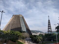 オデジャネイロ大聖堂、ダウンタウンにある数少ない観光名所の１つであり、リオデジャネイロのカトリックの総本山。円錐形の形をした建物で、マヤのピラミッドがモデルとなっていて内部は直径100mで柱が無い。5,000人を収容でききる。
入場無料だが営業時間に注意が必要。