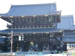 二日目の最後の時間帯にすこしだけ駅前近辺から徒歩圏内の施設を訪れました。皆様ご存知の東本願寺。京都駅から徒歩圏内。