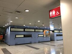 定刻より早くハノイ、ノイバイ空港着。
入国手続きは並ぶ列を失敗し全然進まない。
結局1時間位かかった。
入国手続き後荷物をピックアップし出口出て2階へ

今日のホテルは空港内

VATC スリープ ポッド ターミナル 2 (VATC Sleep Pod - Terminal 2)

agodaでツインルーム大人2名 ￥4,872

2段ベッド、シャワーなし、トイレは空港トイレを使用
ミネラルウォーター、チョコパイ、wifiあり。