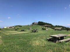 次の目的地「角島大橋」に向かう途中、元乃隅神社から車で１０分程度行った高台にある『千畳敷』に立ち寄った。