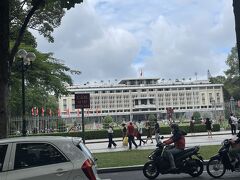 統一会堂。南ベトナム政権時代の急大統領官邸。前回ホーチミンに来た時見学したので中には入りませんでした。