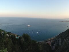 Piazza IX Aplileから夕暮れ時のイオニア海を眺める。