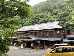 【大沢温泉】
そしてこれが花巻温泉エリアにある大沢温泉です！自炊部はレトロ木像二階建て！
隣の敷地には新しくてきれいな山水閣が建てられています。

自炊宿は料金が激安で温泉に入れるのが魅力で行ってみたのですが。
お世話になるスタッフさんから
-食堂で朝ごはんを食べる場合、何時にするか
-共有部分の説明、各種ルール、時間
-浴衣や丹前、他アメニティは必要か
-冷房（扇風機）は必要か
などの説明と案内を聞きました。大変だ、覚えきれたのか私。

部屋にはトイレも、洗面台も、（外からかけられる）鍵も、貴重品入れもないので～重要。