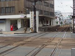 まずは「松山」駅から歩いて10分ほど、大手町にある「ダイヤモンドクロッシング」に来てみました。ココは、鉄道の線路が直角に交わる 珍スポット。。