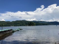 笹ヶ峰を下り、30分。
時間は13時。
野尻湖までやって来ました。
野尻湖にきた目的はランチです。