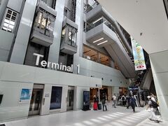 というわけで、京急に乗り「羽田空港」へ☆
今回は帰省にJALの特典航空券(マイル)を利用して、片道無料で飛行機に☆

JALなので、羽田第1ターミナル。