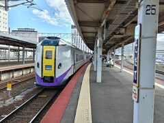 続いて「函館駅」

函館から札幌まで走る「特急北斗」
その距離は300キロ以上あるので、東海道新幹線でいうと東京から名古屋の手前、三河安城ほどの距離を走破しています。

ちなみに、電車ではなくディーゼル気動車です。
エンジンの出力が国内最大級なので、電車並みの加速ができます☆
一部の人には「バケモノエンジン」とか言われてます。笑