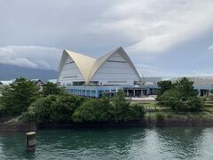 向かいには水族館もあります。