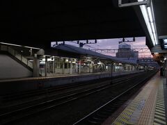 5：02、JR岡山駅に到着。
今日は、5：14の播州赤穂行きの始発電車に乗り、播州赤穂、野洲で乗り換え、近江八幡駅へ向かいます。播州赤穂から野洲駅までは乗車時間約３時間ものロング区間でありながら、乗り換えなしというすごい快速電車でした。通勤時間帯の姫路、大阪、京都を通るのですごく混雑しましたが、始発からだったのでずっと座って寝て行けました。睡眠不足解消！