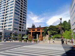 宇都宮駅から徒歩15分ほど、駅前通り沿いにある宇都宮二荒山神社へやってきました。