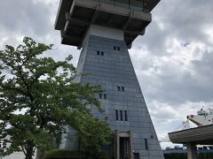 少し横道にそれて富山港展望台へ登ってみました。