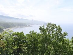 【プユニ岬】

再び、知床五湖の再開を待つため、中間にある知床自然センターを目指し待機することに。
途中プユニ岬からホテルのあるウトロを眺めます。