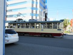 はりまや通りに出ると、ちょうど路面電車(とさでん交通)が通りかかってラッキー！　いろんなデザインの車両があるので見ていて楽しい！
はりまや通りは、高知駅から南へと通じている国道32号線で、これに沿って左に進めばはりまや橋に行けます。