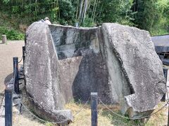 鬼の雪隠
山と畑に挟まれた農道のような道を登っていくと畑側に明らかに人の手で加工された大石があります。これが鬼の雪隠。