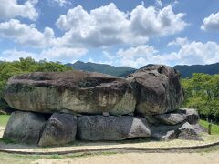 石舞台古墳
のどかな風景の中、岡を登っていくと巨石が積み上げられた遺跡が見えてきます。
石舞台の名の通り石室上部がまるで舞の舞台のように地面からせり出しています。