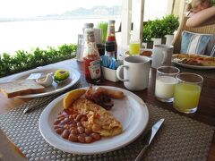本日も海を眺めながらの朝食。ソーセージがチキンばかりなのは残念。ポークは一度も出してくれませんでした。