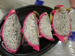 部屋に戻って反省会。これはまだ食べていなかったウエルカムフルーツのドラゴンフルーツ。