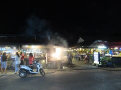 晩御飯は新規開拓として、口コミ評価が高い「タイギーク ミアンブラパオ」まで足を延ばしました。既に地元民で賑わっている雰囲気。