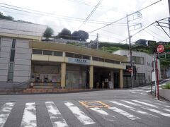 8月6日午後2時。
タクシーで京急の県立大学駅までやって来ました。
近くに神奈川県立保健福祉大学が設置されて2004年に京急安浦駅から改名。
オールド横須賀市民は今でも「安浦駅」と呼んでいたりします。
だってこのあたりの地名は「安浦町」だもん。