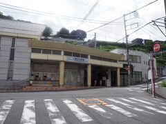 8月6日午後2時。
タクシーで京急の県立大学駅までやって来ました。
近くに神奈川県立保健福祉大学が設置されて2004年に京急安浦駅から改名。
オールド横須賀市民は今でも「安浦駅」と呼んでいたりします。
だってこのあたりの地名は「安浦町」だもん。