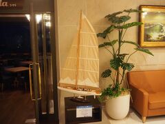 カフェ「ラ・サラ」の前には帆船の模型。
ここにも海を感じられるアイテム。