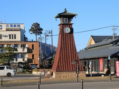 越前おおの結楽座の駐車場には燈台を模した時鐘がありました。この時鐘は実際にイベントなどでも使われるものだそうですが、デザインは岐阜県美濃市の上有知湊にある江戸時代に造られた住吉燈台を模しているそうです。
まだ旅行記に上げていないですが、２０２２年６月に美濃市には旅行に行っているのですがそれなりに近いところまで行っているのにこの燈台には行っていませんでした。残念・・・(´・ω・`)。
岐阜ならまた行けるかなあ。