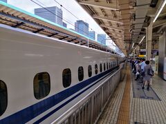 朝、通勤ラッシュをしり目に東京駅の東海道新幹線ホームへと向かった。まず自由席で熱海へと向かう。本当は踊り子号に乗りたかったが、ちょうどよい時間の列車がなく、やむを得ず新幹線で出発！