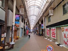 キネマ通り商店街を進み「東海館」を目指す。