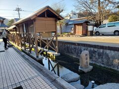 先ほど石灯籠会館前のところでも書きましたが大野は湧き水が豊かなところで何か所かで湧き水が汲むことが出来ます。ここは車を置いた越前おおの結楽座から少し南の場所にある御清水と呼ばれる湧き水が湧くところです。場所によって飲料用、野菜洗い用、野菜冷却用と使用用途が細かく定められていました。