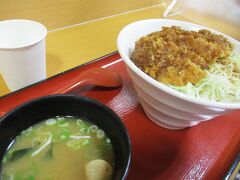 まずは昼食。サービスエリアのフードコートで私はラーメン（近江ラーメン六角）。夫はかつ丼（キッチンDON丼）を食べました。フードコートに数店舗お店がありました。共通の食券販売機があるので便利です。おみやげもみたいのでささっと食べました。