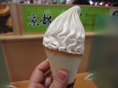 多賀SAの中にある「でり家」でクレミアソフトクリームを購入。コクがあっておいしいですね。でも暑さですぐに溶けてきてあせった・・。
