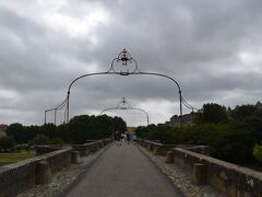 GoogleMAPを見ながら進んだら古い橋Pont vieuxに。

ココもカルカッソンヌ観光での見どころの1つ。
レトロな橋が可愛い。

橋の入口には小さな教会も。