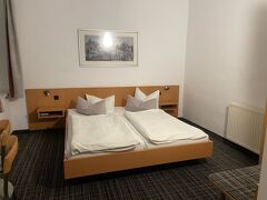 今夜のお宿はアイゼナハ駅から徒歩3分のCity hotel Eisenach。広くて素敵なお部屋でした。