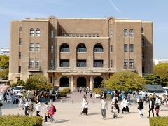 「名古屋市公会堂」です。
昭和天皇のご成婚を祝し1930年に開館したそうです。
今でも現役で、名古屋市の成年式やミュージシャンのライブ等に使われています。