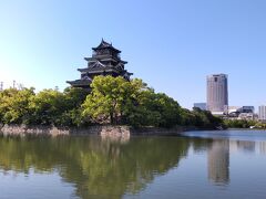 後ろにあるリーガロイヤルに宿泊しましたが、駐車場はここは無理やろってぐらいのとこに何度も据え切りしまくって縦列駐車させられて、朝食は30分ぐらい待たされてで、かなり残念な感じでした。まあ、GWだからしょうがないかもですが。。。気を取り直して、呉へ向かいます。