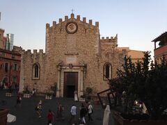 Piazza Duomo fonteinとDuomo di Taormina