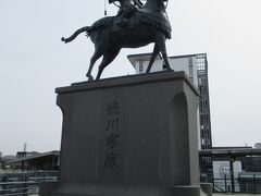 始発で自宅最寄駅を発ち、
09：48　「東岡崎駅」着　
駅東口橋上デッキにある25歳くらいの若々しい「徳川家康公騎馬武者像」を見て、