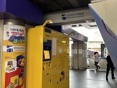 スクンビット駅と隣接するアソーク駅の改札前のコインロッカーに荷物のリュックを入れました。