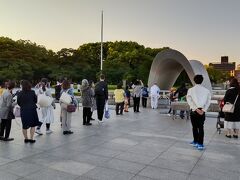 平和記念公園の慰霊碑にも長い行列が出来てました。