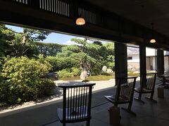 昼食約１時間後の午後２時半頃、萩市内にある、この日宿泊する旅館『萩の宿 常茂恵（ともえ）』に到着。
チェックインは普通午後３時からだが、利用した旅行会社のプランにより、それまで待つことなくすぐチェックインをしてもらえた。

この旅館は、萩市内でもトップクラスの人気がある二階建ての比較的こじんまりとしていながらも落ち着いた雰囲気のある旅館で、何やら、大正14年に「萩の迎賓館」として創業し、枯山水の主庭・中庭をはじめとする、およそ1,000坪にも及ぶ日本庭園を持つ純和風の高級旅館で、まもなく創業１００年になる萩市内では老舗の旅館だそう。


受付のあるロビーから宿泊棟までの廊下の片側には、きれいに手入れされた石庭が見える。