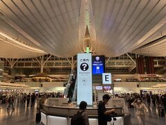 仕事を終えてそのまま羽田空港第３ターミナルへ。海外旅行で往路で羽田を利用するのは、ちょうど１年前のシンガポール旅行以来