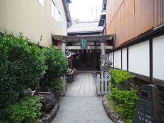 先に進むと山桜神社がありました。
小さな、路地の奥に有る神社です。

