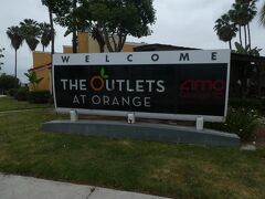 エンゼルスタジアムから歩いて20分ほどでザ・アウトレッツ・アット・オレンジが見えてきました。
アウトレット前の交差点で信号待ちをしているとホームレスらしき巨漢の方が、アウトレットにあったカートを持ち出して信号無視で渡ってきて笑顔で自分に何か言ってきました。
ちょっとヒヤッとしました…
