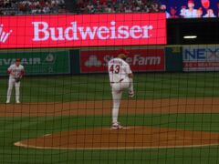 試合が始まり、この日の先発は、サンドバル。
WBCのメキシコ代表で準決勝の日本戦で先発し、チームメートの大谷と対決して三振を奪いました!?
ちなみにメキシコ代表の監督は、エンゼルスの内野コーチでもある ベンジー・ギルでした。