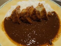 １階のレストランでは、希少品甘えび餃子入りのカレーをいただけます。