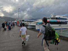 ネットで検索すると、各社から多数のツアーが販売されていました。いろいろ検討した結果、VELTRA 経由で Great Adventures 社が主催する「世界遺産グリーン島＆アウターリーフクルーズ」を予約しました。

このツアーは、朝8時までにリーフ・フリート・ターミナル（Reef Fleet Terminal）にある Great Adventures のカウンターでチェックインします。宿泊しているシャングリラホテルからは、歩いて2～3分の距離です。私たちは7時半過ぎにターミナルに着きましたが、もう受付に長い列ができていました。私は体験ダイビングも申し込んでいたので、受付時にシールが配られました。カウンターに、今日の波の状態は「タフ・コンディション」と書かれていました。揺れを覚悟する必要がありそうです。
※ リーフ・フリート・ターミナルの写真は撮り忘れました

チェックインした後、桟橋で乗船待ちの列に並びます。