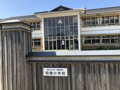 明倫小学校は、長州藩の藩校を起源に歴史ある小学校で、起源は１７１９年開校の藩学明倫館に遡る。