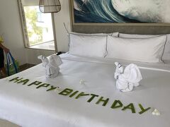 １日目
はじめの２泊宿泊はメリアダナンのグランドプレミアムルーム２部屋
誕生日なのでベットにデコレーションとケーキを用意してもらえました
