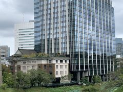 お友達との待ち合わせ時間や、ライブ会場の開場時間までまだあと1時間以上あるなぁ～…。　屋外は蒸し暑いだけだから、どこか涼しい屋内で待ちたい…。

前職の職場近くだったこともあるので、どの辺りにどんなカフェやレストランがあり、どのくらい混んでるかが何となく分かる私の情報網w　あれから約8年経ってますけど、まぁそこまで大幅には変わっては無いでしょう。

九段下に来ること自体、結構久しぶりですが、九段会館がめっちゃ新しくなっている!　2011年の東日本大震災で天井崩落事故が起こって、被害者が出てしまったんですよね。　その日、真向いのビルで勤務していて、周辺が救急車で騒然となっていた事を今でも結構鮮明に覚えています…。